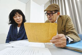 「父の字です」戦犯弁護人に宛てた手紙につづった当時の思いは　旧日本兵の子が弁護人の孫と対面
