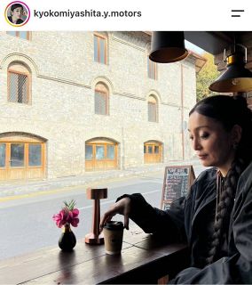 【実際の投稿】「完全にハンリンシンのオフショ」宮下今日子、ロケ地のカフェでひと息