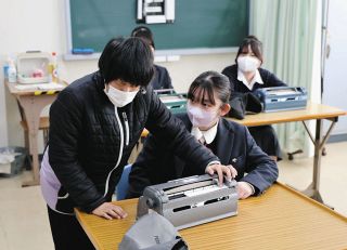 盲学校生徒と交流楽しむ　津商高の21人が訪問