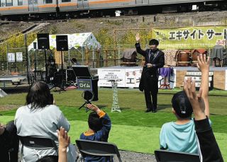 マジックなど多彩な催し楽しむ　瑞穂で「エキサイト　にぎやか市」