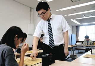 いつか向こう側に…プロ棋士との勝負満喫　関で高田五段招き指導対局
