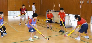 国内トップレベルの選手と球技楽しむ　飯田市で「SOMPOボールゲームフェスタ」