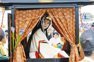 三重県明和町で斎王まつり「何回見てもすてき」　色とりどりの平安装束にうっとり