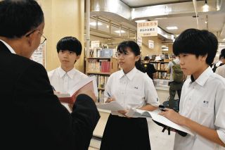 取材や執筆を将来の糧に　津・橋南中の3人が職場体験