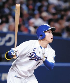 中日】「THANK YOU」「SHO NAKATA」中田翔引退Tシャツを着用し本人を