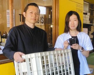 マグカップを制作したアサ佳さん（左）と木谷恵美さん夫婦＝岐阜県土岐市内で（本人提供）
