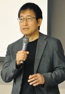 故郷の中津川への思い入れを語る伊藤さん＝中津川市のひと・まちテラスで