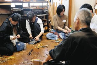 伝統「尾鷲わっぱ」を次世代に　工房・ぬし熊で関東の学生ら仕事体験