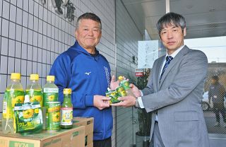 ポッカサッポロがレモン飲料を昇竜館に寄贈「飲んで一人でも多くの１軍選手が生まれるように」