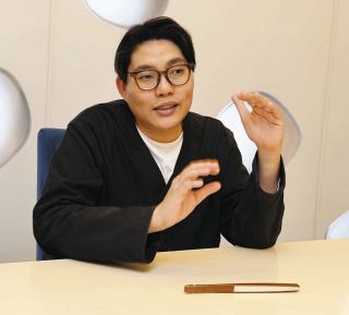 鑑賞サポートを「特別なサービスではない」と語る木ノ下裕一さん＝長野県松本市のまつもと市民芸術館で
