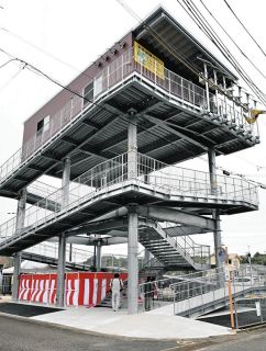 完成した津波避難タワー＝いずれも紀宝町鵜殿で