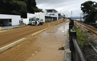 富山湾越しに立山連峰望む「雨晴海岸」道の駅が臨時休業に　大雨影響、土砂は海にも