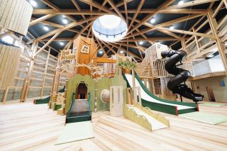 愛称「もりのひみつきち」　県森林公園 大型遊具のある施設