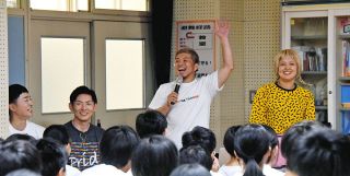 違いを互いに認め合える人に　トランスジェンダーの東郷さん、南姫中で生徒に語り掛け