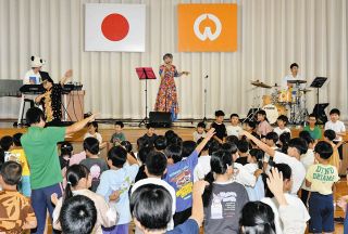 バンドに合わせ歌って踊ってジャズ体感　八百津・和知小児童楽しむ
