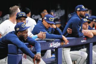 タンパの惨劇… ブルワーズ圧勝、3連勝で史上初ワールドシリーズ優勝に王手 新記録『2死から8得点』に米殿堂入り解説者「レイズは心が折れるぞ」