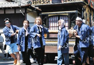 女性3人が山車引き手　羽島で竹鼻まつり
