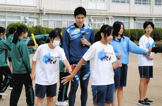 ぬくもり感じる銅工芸展 新居で河合さん親子：中日新聞しずおかWeb