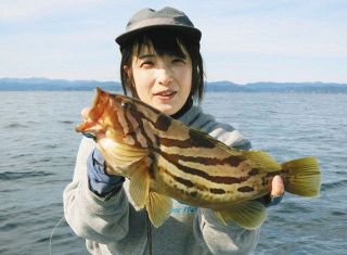 満足！１０目釣り　釣りガールにホウキハタ　三重県志摩市・浜島出船