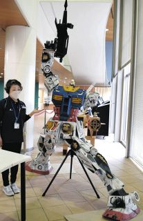 東郷に立つ！段ボール製ガンダムのラストシューティング評判　四日市の会社員が力作
