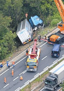 トレーラーがのり面に転落し、中央道下り土岐ジャンクション－多治見インターチェンジ間が通行止めとなった事故現場