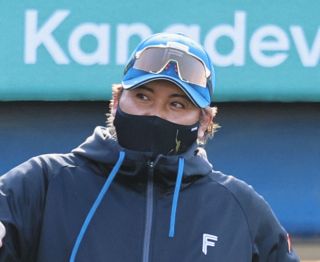 日本ハム】郡司裕也の折れたバットが球審の側頭部を直撃『 ヘルメット