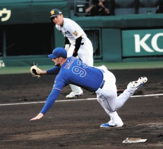 中日・上林誠知、ピンク！！ リストバンド・マスコットバット