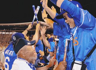 地元のドラファン、熱く応援　松本で巨人戦