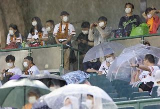 雨でも傘を差して試合を待つファンの熱い気持ちが伝わってきた…ようやく一歩前進、何とかこの流れが止まりませんように