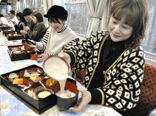 車内で山の幸を満喫　明知鉄道、じねんじょ列車が運行開始