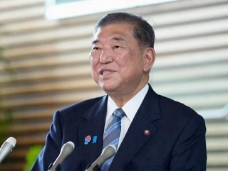 日米関税交渉について、記者団の取材に応じる石破首相＝23日午前、首相官邸