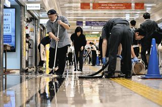 備蓄していた毛布、避難の高校生らに配られず　マニュアル通りの対応に疑問の声
