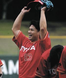 慶大OBの上田和明さん、誇れる後輩捕手もたたえたレジェンド始球式