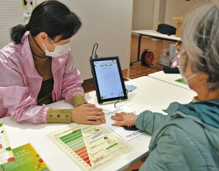 主婦ら野菜摂取量を測定　多治見で健康フェスタ