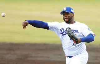 中日・上林誠知、ピンク！！ リストバンド・マスコットバット