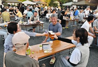 子どもも大人も楽しくかんぱ～い！　御嵩町でビアガーデン、住民ら300人が参加