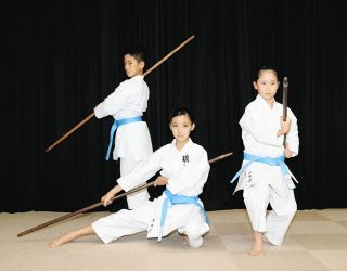 沖縄の古武道、津で受け継ぐ　津市の琉球古武道道場「志琉館」門下生は児童生徒