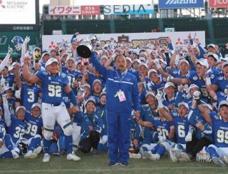 [アメリカンフットボール]関学大が甲子園ボウル連覇　今季限りで勇退の鳥内監督「泣きそうや。勝ってよかった」