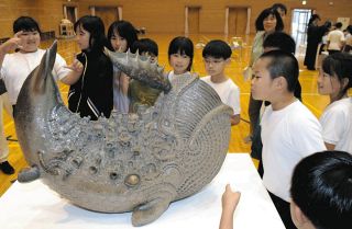 モムカが七宗にやってきた　県現代陶芸美術館が作品持ち込み、神渕小中生が鑑賞