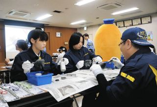重かった防護服から伝わる使命の重み　警察官志望の高校生が三重県いなべ署で業務体験、指紋採取にも挑戦