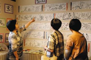 楽しさが伝わる絵手紙作品　津市「ゆずり葉」で愛好家サークルの8人展示