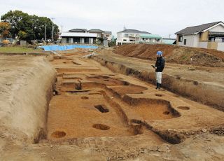 古墳時代後期の竪穴建物跡を発見　西尾の巨海遺跡