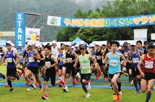 やぶはら高原はくさいマラソン大会、約1000人エントリー　ずぶぬれで奥木曽湖畔を駆け抜ける