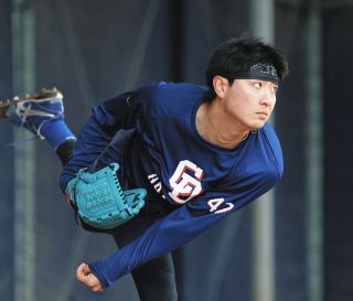 中日・上林誠知、ピンク！！ リストバンド・マスコットバット