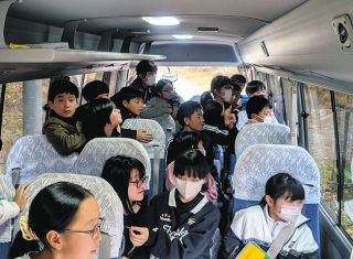 クマ対策で車窓から発電所を見学　飯田・上郷小児童が野底山をバスツアー