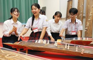 総文祭招待のベトナム高校生　岐山高生と日本文化体験
