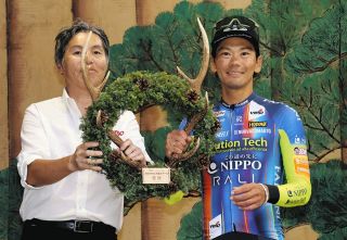 ツアー・オブ・ジャパン初の大鹿開催　初代王者は日本含む4カ国チーム、シカの角付けたリース贈呈