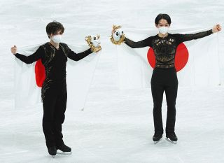 フィギュアスケート男子で銀メダルを獲得した鍵山優真（右）と銅の宇野昌磨
