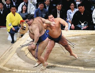 ◇内田理央、笑顔のウエディングドレス姿【写真】：中日スポーツ・東京