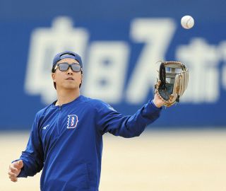 中日】「THANK YOU」「SHO NAKATA」中田翔引退Tシャツを着用し本人を